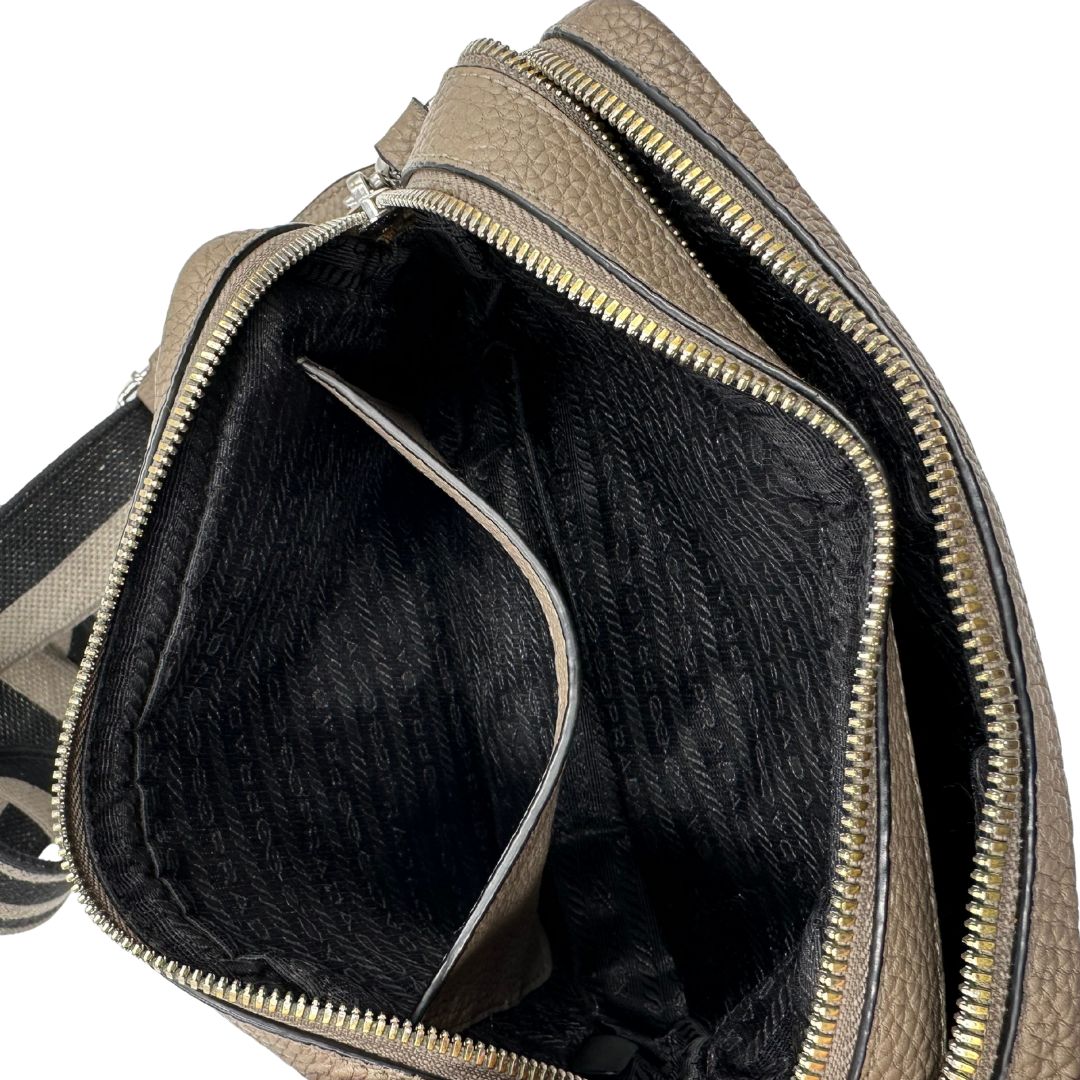 interno Tracolla Prada in pelle martellata color tortora, di lusso, originale, ottime condizioni, usata.