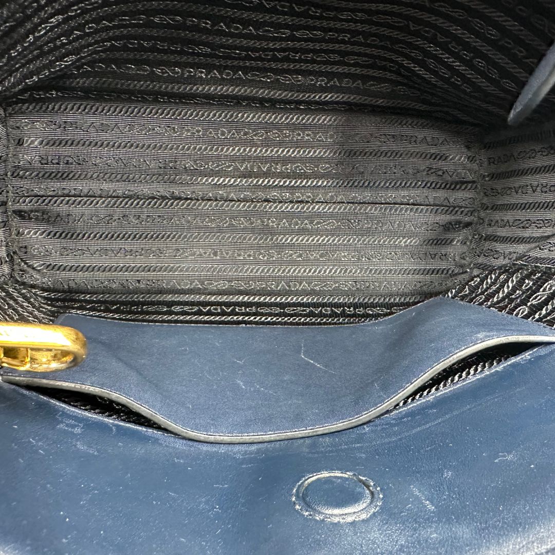interno Borsa Prada in pelle saffiano blu, di lusso, originale, ottime condizioni, usata.