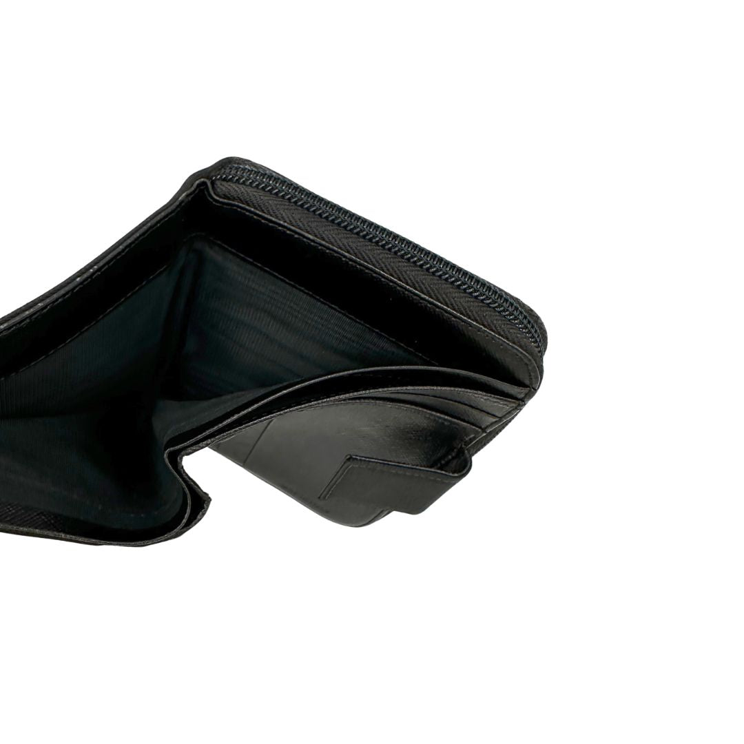 Interno, Portafoglio Prada in nylon nero con chiusura a zip e l'iconico logo triangolare in metallo. Originale, usato, di lusso, in ottime condizioni.