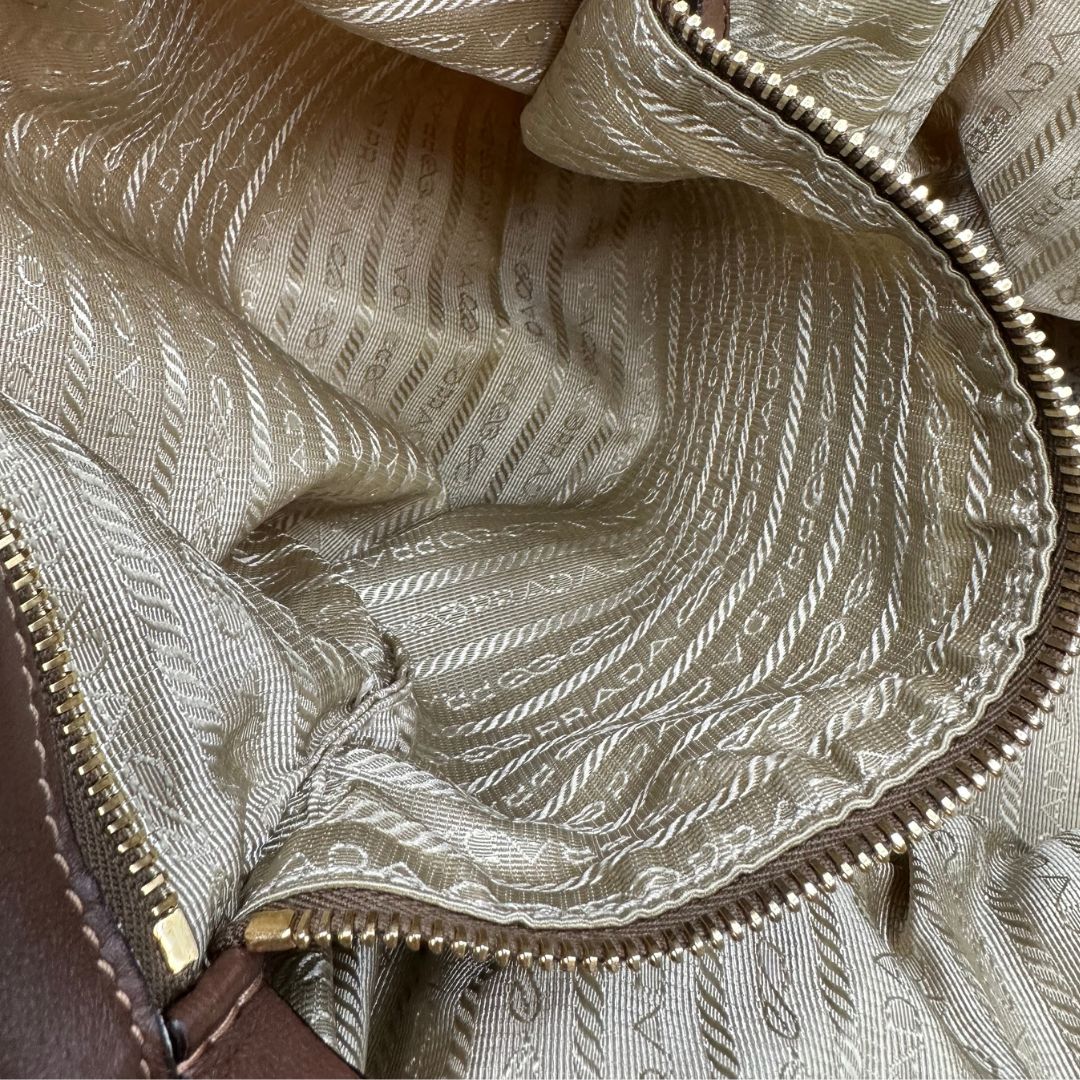 interno Shopper Prada in nylon, munita di doppi manici, indossabile a spalla, di lusso, originale, ottime condizioni, usata.