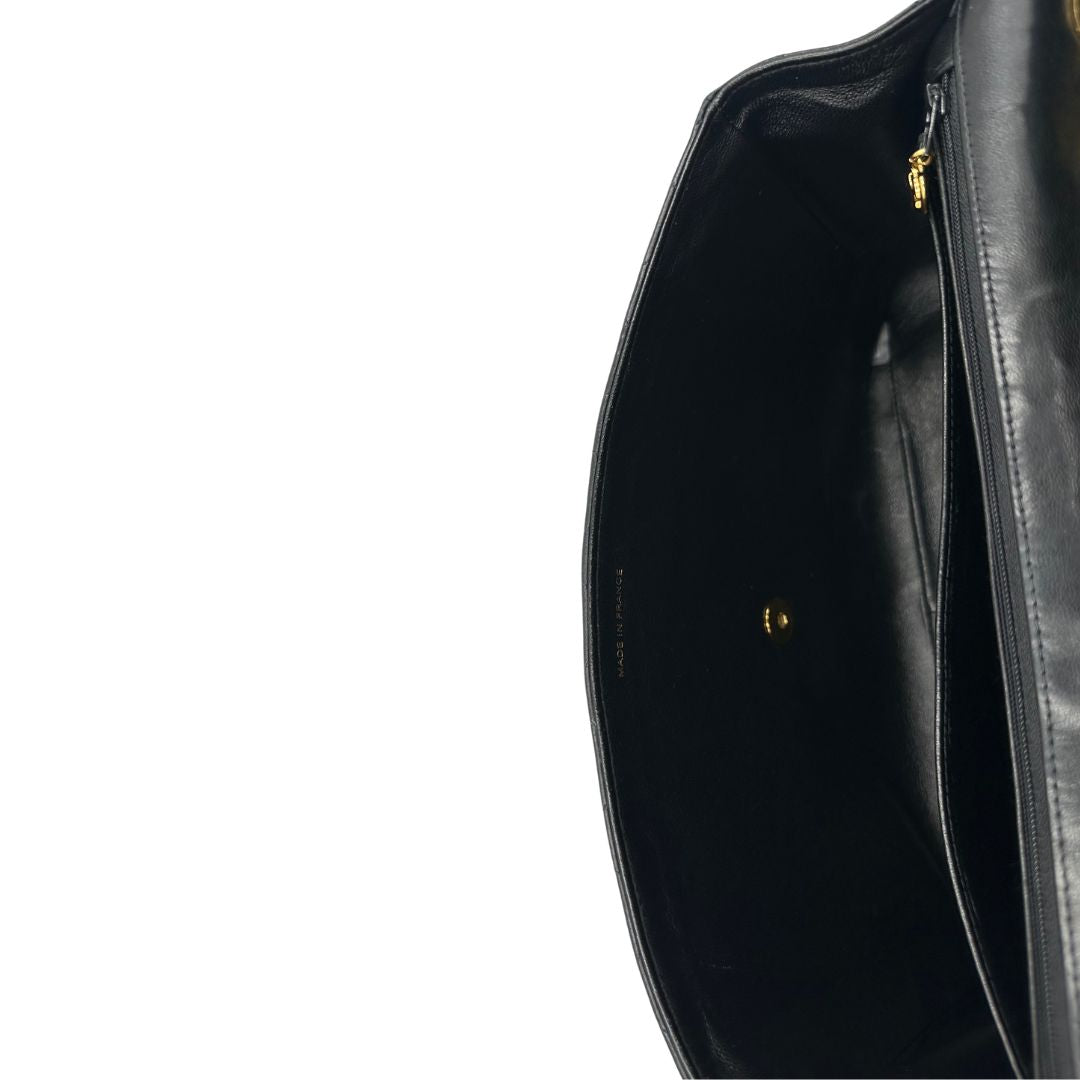 interno Borsa Chanel in pelle nera trapuntata con hardware dorato, di lusso, originale, ottime condizioni, usata.