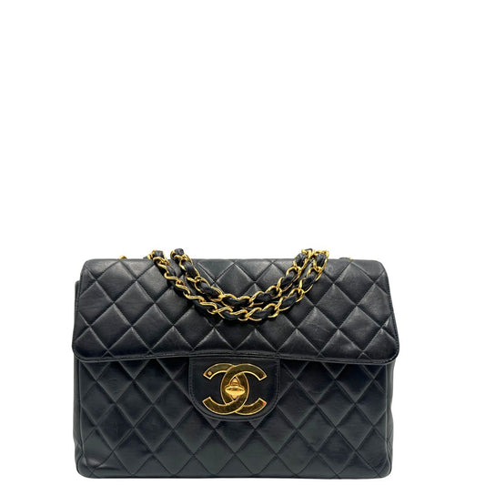 front Borsa Chanel in pelle nera trapuntata con hardware dorato, di lusso, originale, ottime condizioni, usata.