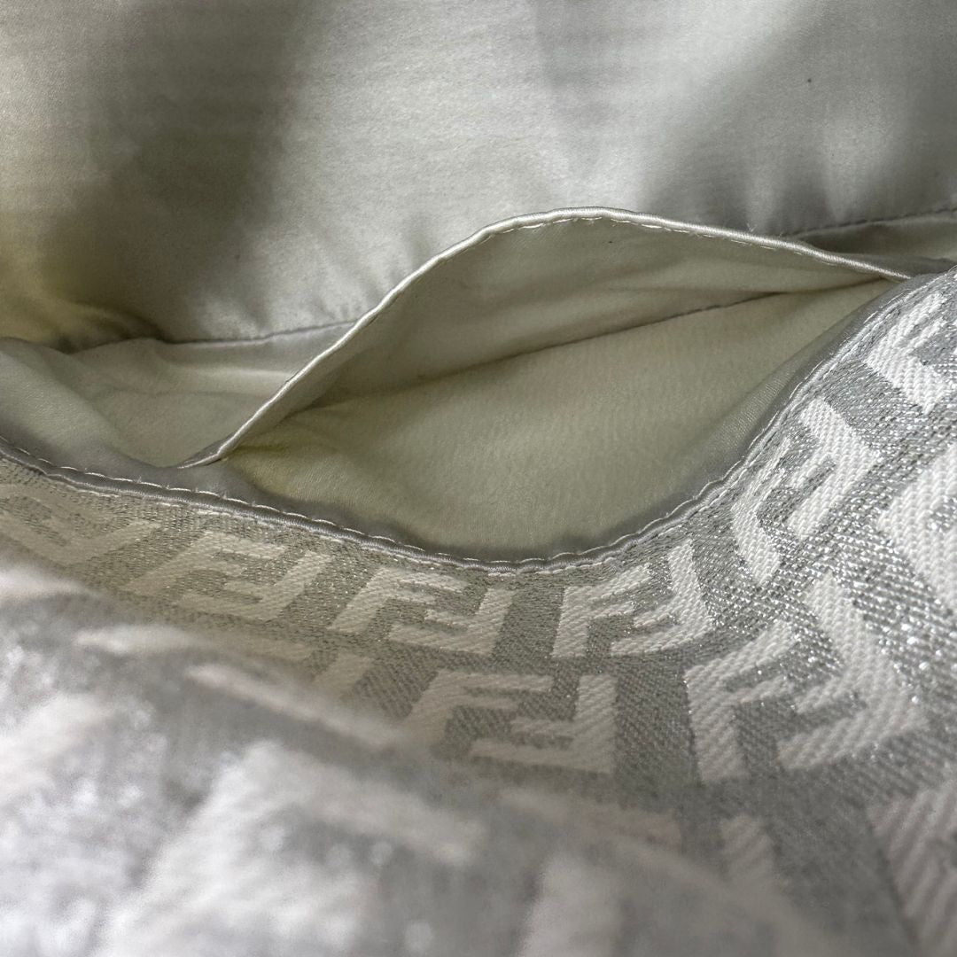 interno Baguette Fendi in tessuto bianco e argento, di lusso, originale, ottime condizioni, usata.