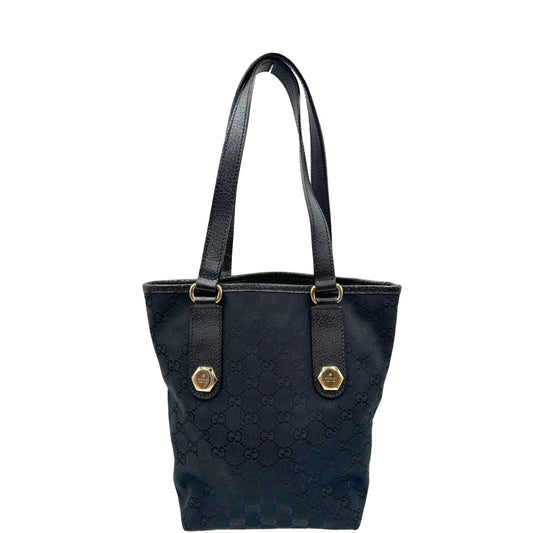 Front di una borsa a spalla Gucci in tessuto nero trama GG, con parti metalliche dorate, usata, originale, second hand, in ottime condizioni.