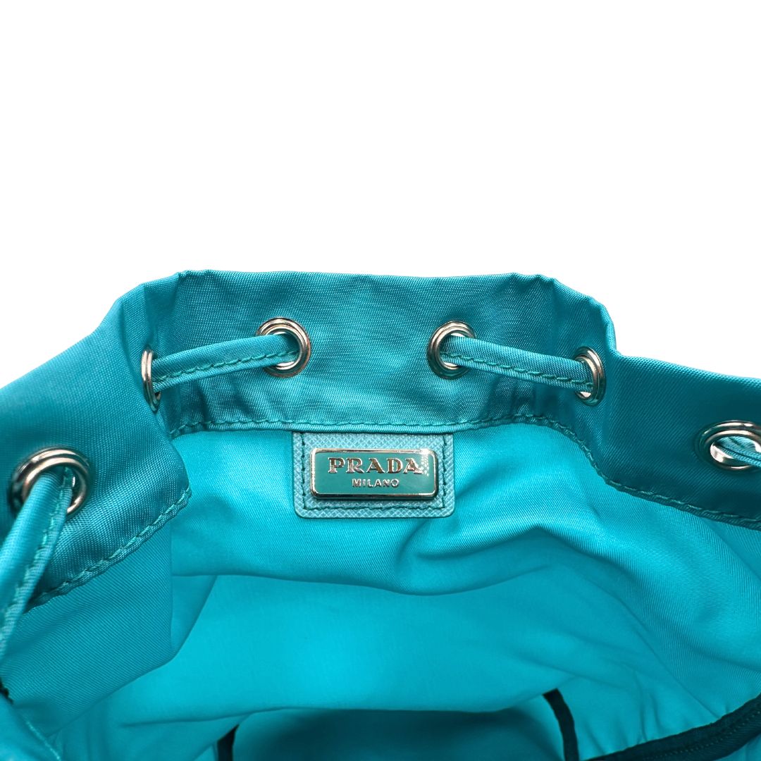 Interno, Necessaire Prada in vela turchese e hardware argentato. Originale, usato, di lusso, in condizioni eccellenti.