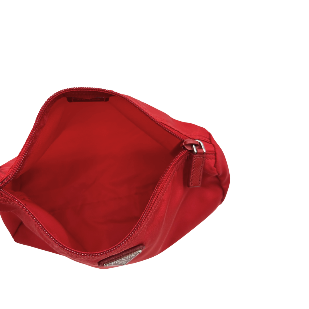 Interno, Pochette Prada in tessuto Vela rosso e hardware argentato. Originale, usata, di lusso, in condizioni eccellenti.