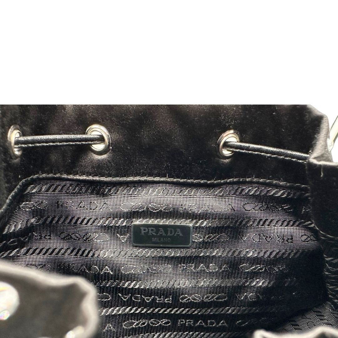 Interno, Pochette Prada Tipicamente realizzata in raso di seta nero, impreziosita da cristalli sintetici, Indossabile a mano.