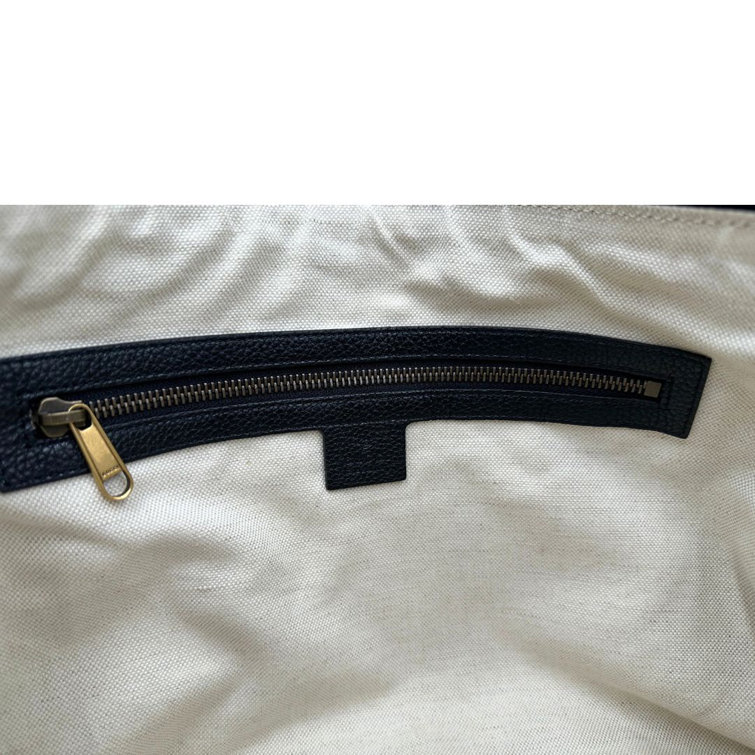 Tasca interna, Borsa hobo a mezzaluna in pelle morbida martellata nera Gucci con stampa logo, indossabile a tracolla. Originale, usata, di lusso, in condizioni eccellenti.