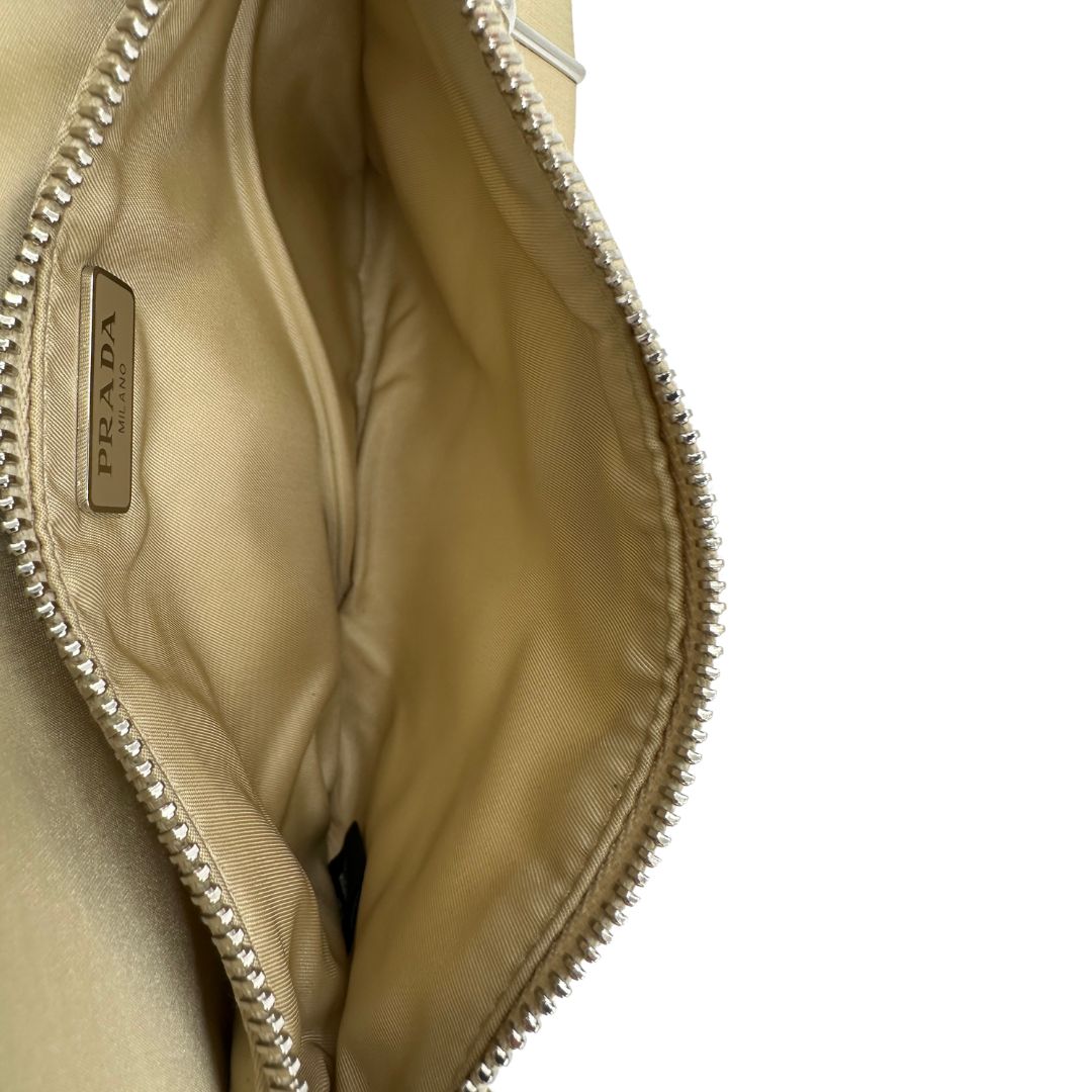 interno borsa a tracolla Prada in re- nylon beige con pochette amovibile, di lusso, originale, ottime condizioni, usata.