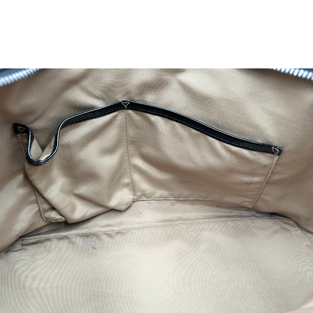 Segni di inchiostro di una borsa Louis Vuitton Stresa realizzata in tela Damier Azur con hardware dorato, usata, originale, second hand, in ottime condizioni.