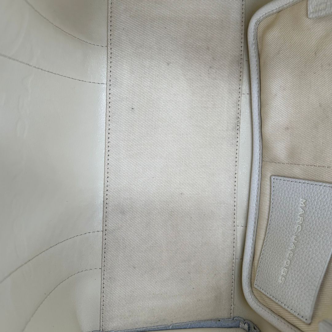 interno Borsa The Tote Bag Marc Jacobs in pelle bianca nella versione media, di lusso, originale, ottime condizioni, usata.
