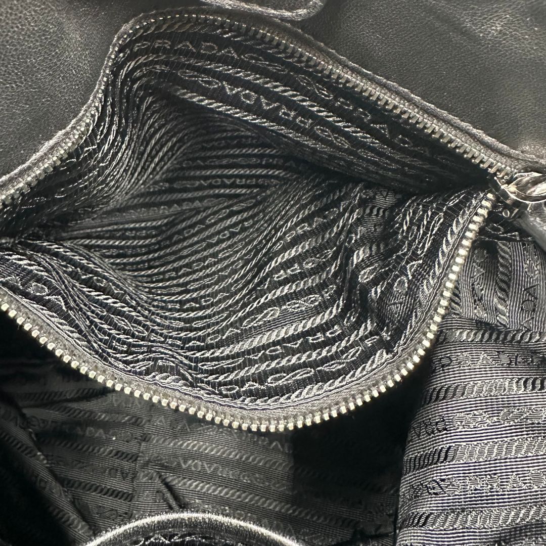 interno Tote Prada goffrata in nylon e finiture in pelle , di lusso, originale, ottime condizioni, usata.