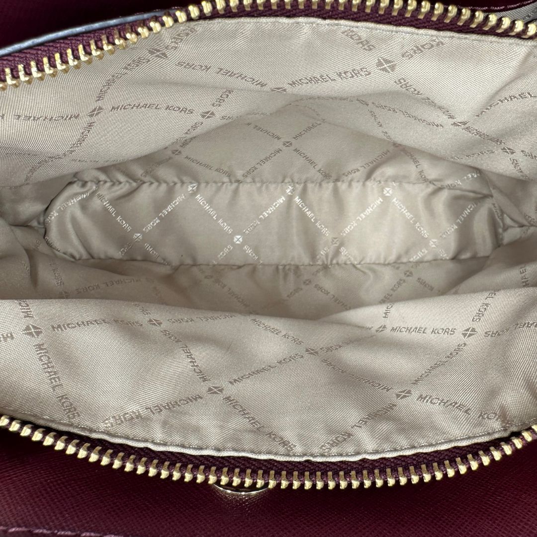 interno Borsa MK in pelle saffiano color vinaccia, di lusso, originale, ottime condizioni, usata.