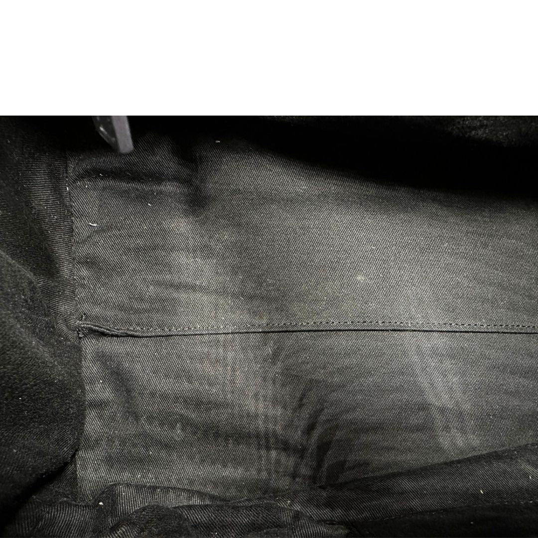 Interno, Compatta borsa Givenchy Antigona in pelle martellata fucsia nella versione piccola con hardware argentato. Indossabile a mano oppure a tracolla. Originale, usata, di lusso, in ottime condizioni.