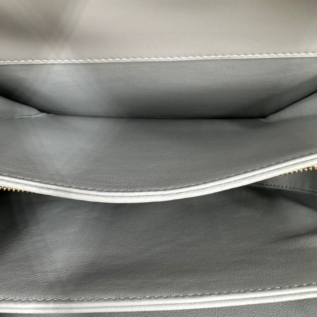 interno Borsa Gucci in pelle pettinata grigia, di lusso, originale, eccellenti condizioni, usata.