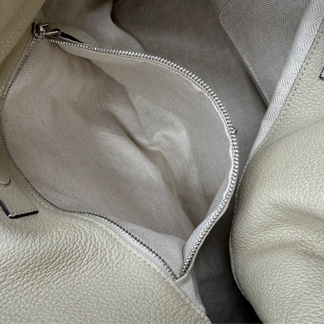 interno Hobo Loewe in pelle beige, di lusso, originale, ottime condizioni, usata.