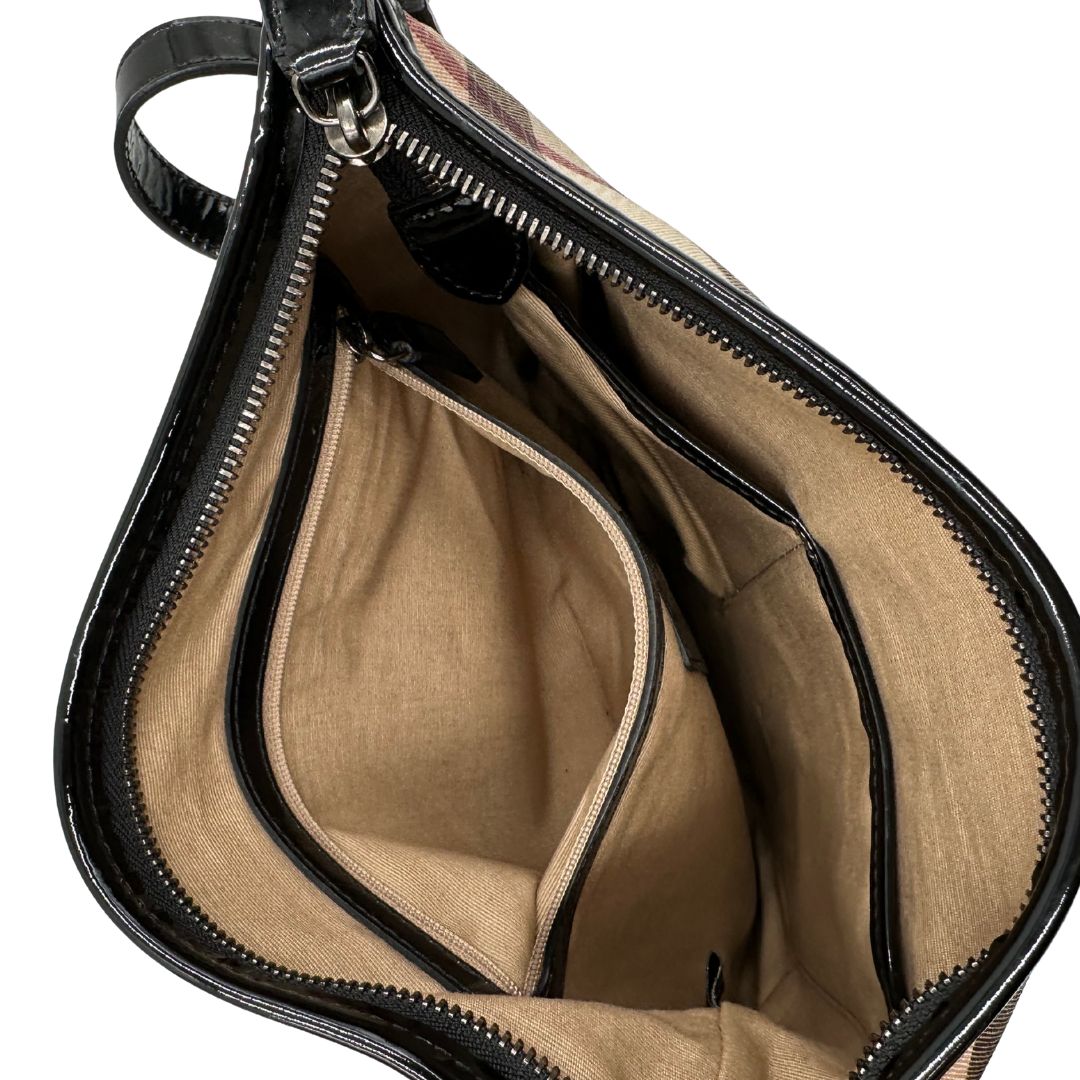interno Borsa a tracolla Burberry in canvas tartan e finiture nere lucide, di lusso, originale, ottime condizioni, usata.