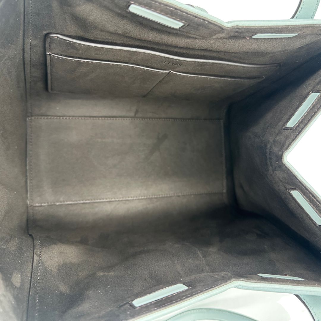 interno Borsa Fendi in pelle martellata munita di 8 calamite che permettono di ripiegarla come un origami, di lusso, originale, ottime condizioni, usata.