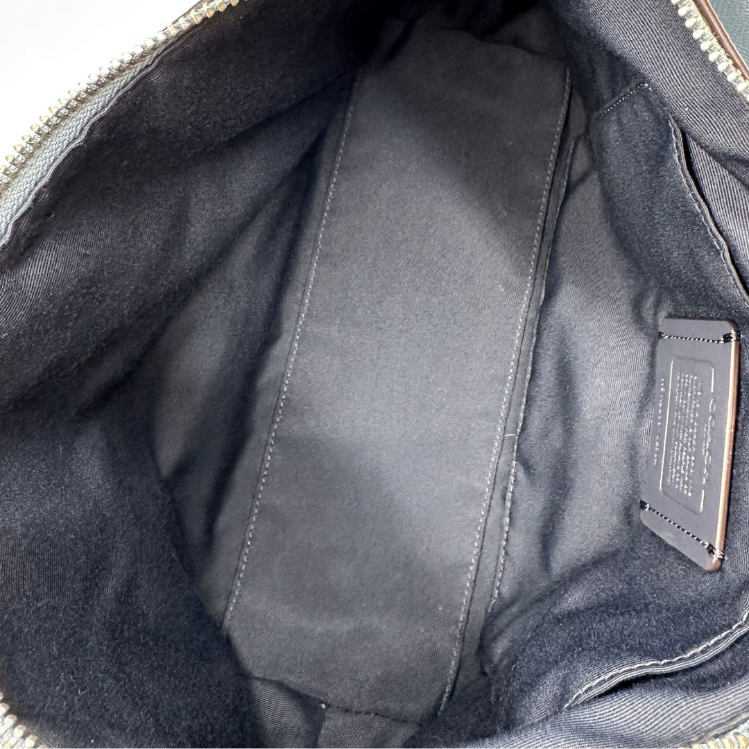 interno Borsa Coach in pelle martellata color azzurro polvere, puoi portarla comodamente a spalla, a tracolla o a mano, di lusso, originale, ottime condizioni, usata.