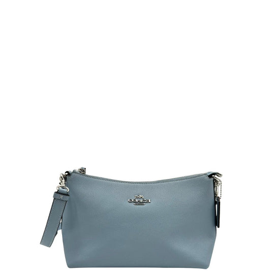 front Borsa Coach in pelle martellata color azzurro polvere, puoi portarla comodamente a spalla, a tracolla o a mano, di lusso, originale, ottime condizioni, usata.