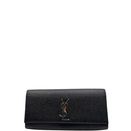 front Pochette Saint Laurent in pelle nera con iconico logo Cassandre in metallo argentato, di lusso, originale, ottime condizioni, usata.