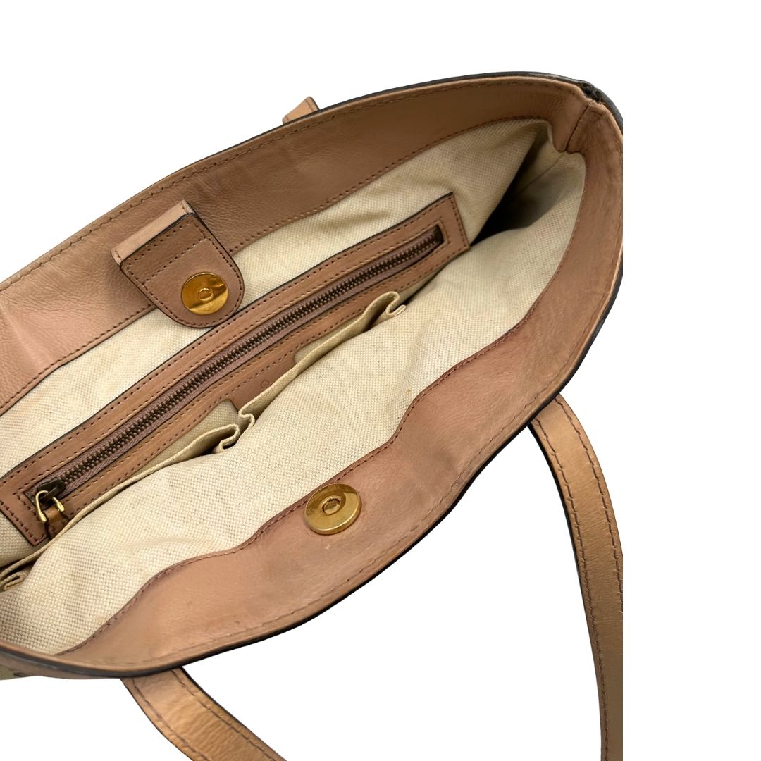 Chiusura, Shopper Gucci in tessuto beige GG con finiture in pelle rosa. Indossabile a spalla. Originale, usata, di lusso, in ottime condizioni.