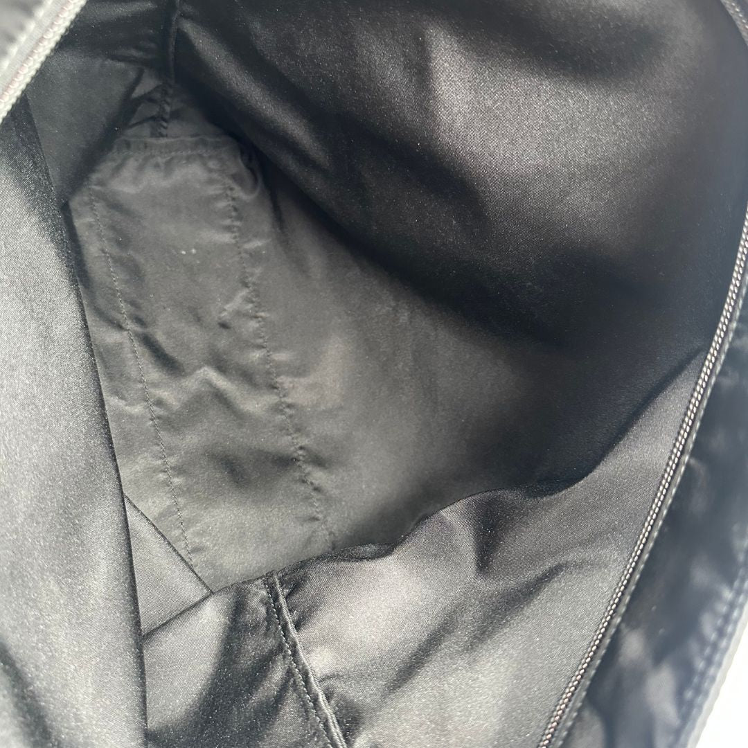 interno Borsa Prada in nylon nero, munita di doppi manici, da portare a mano, di lusso, originale, ottime condizioni.