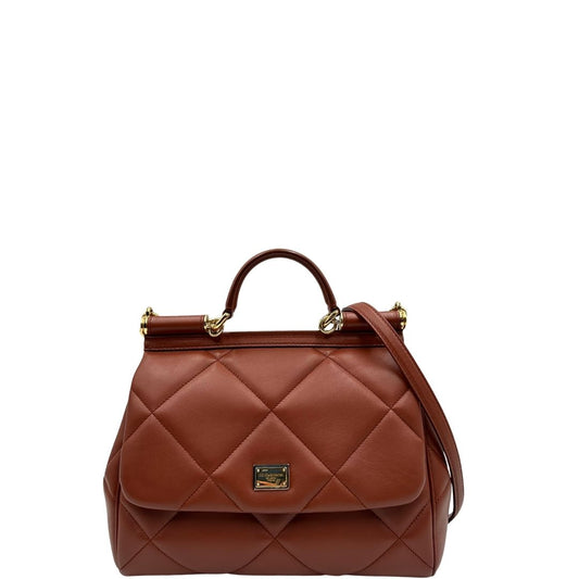 Front di una borsa D&G in pelle trapuntata color terracotta, e hardware dorato, indossabile a mano oppure a tracolla, usata, originale, second hand, in ottime condizioni.