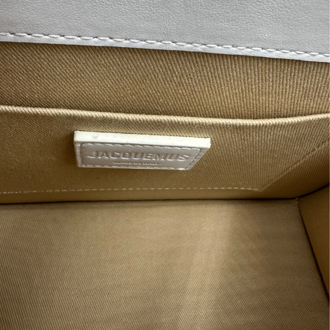 intern Borsa Jacquemus Le Chiquito color bianco gesso, di lusso, originale, ottime condizioni, usata.