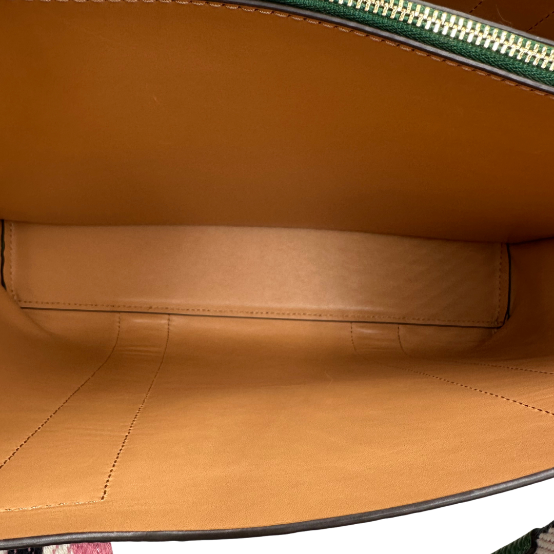 interno Borsa Tory Burch in pelle martellata verde impreziosita da finiture in tessuto rosa e nero, di lusso, originale, ottime condizioni, usata.