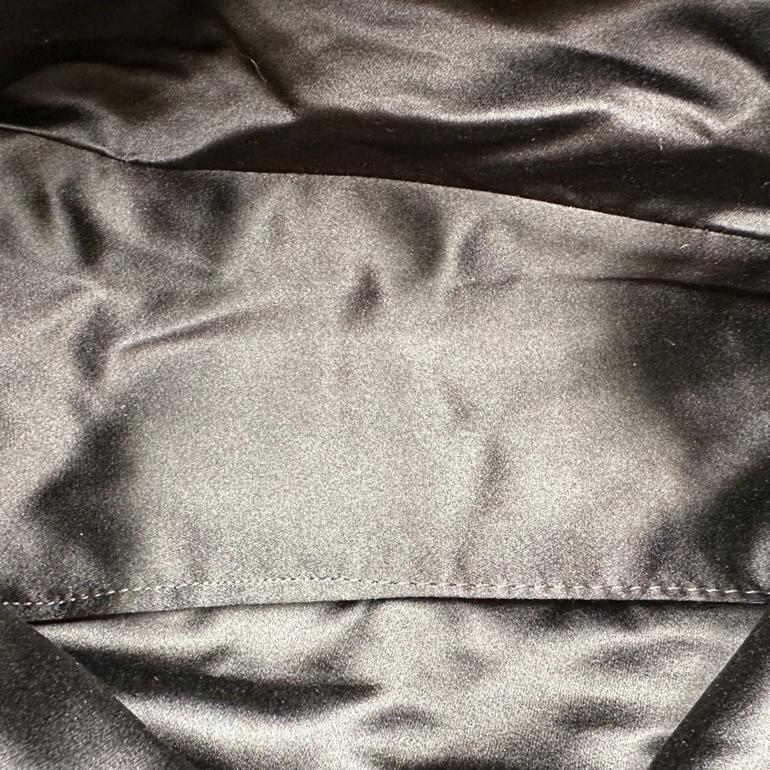 Borsa Fendi in morbida pelle scamosciata, munita di doppi manici in pelle liscia e impreziosita da doppie F al di sotto dei manici, di lusso, originale, buone condizioni, usata.