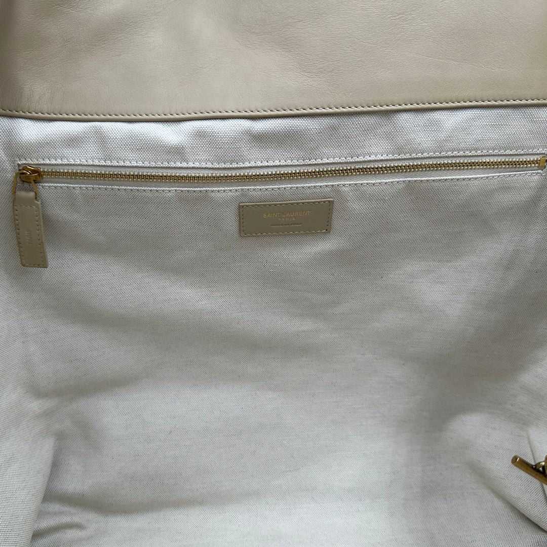Saint Laurent Icare Maxi Shopping Bag in pelle trapuntata color avorio, impreziosita dall’iconico maxi logo Cassandre dorato frontale, di lusso, originale.
