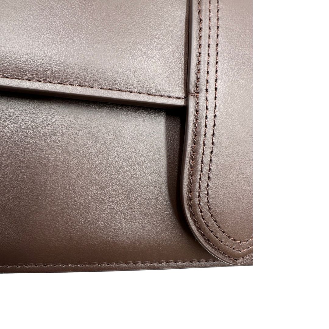 Borsa Jacquemus nella versione Le Grand Bambino in pelle color marrone cioccolato, da portare a mano o a tracolla. Originale, usata, di lusso, in ottime condizioni.