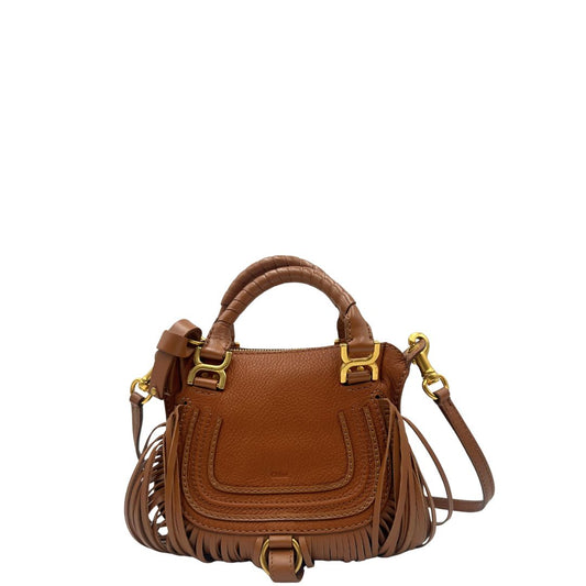 Front, Borsa Chloè Marcie in pelle martellata color cammello, caratterizzata da lunghe ed evidenti frange decorative. Indossabile a tracolla oppure a mano. Originale, usata, di lusso, in condizioni eccellenti.
