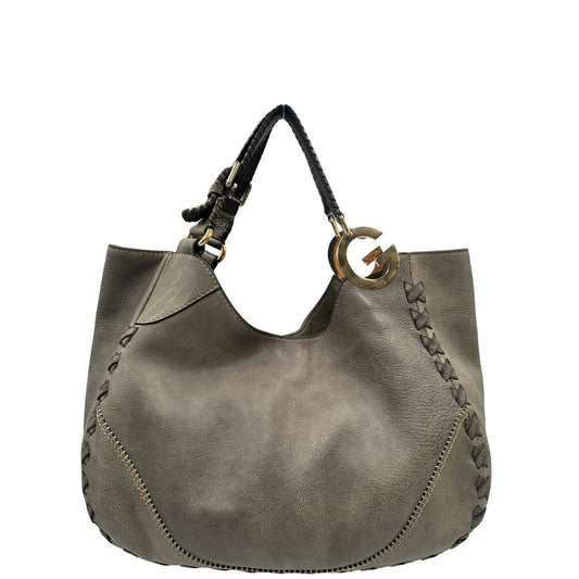 front Borsa Gucci Hobo Charlotte in pelle grigia munita di doppi manici, puoi indossarla comodamente a spalla, di lusso, originale, ottime condizioni, usata.