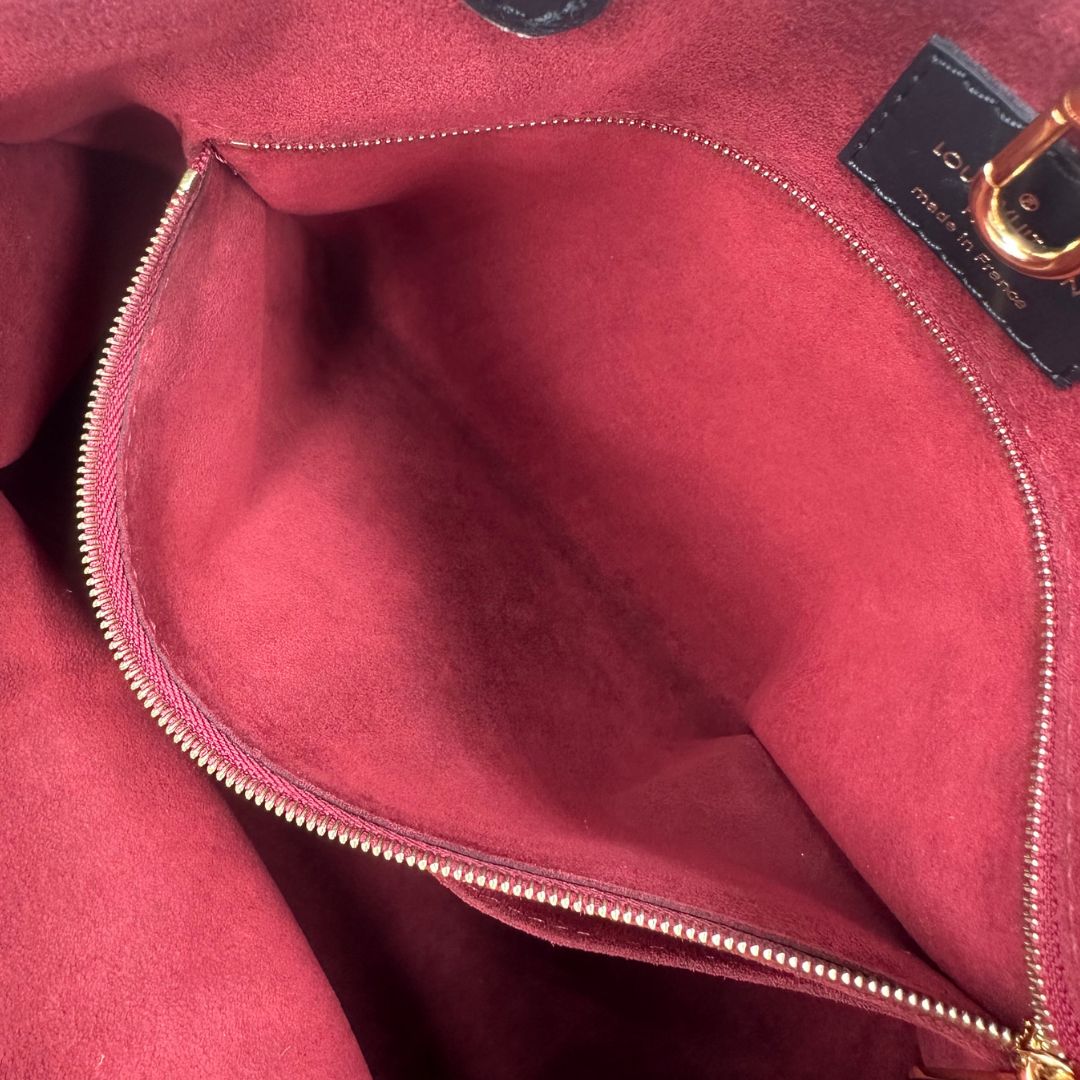 interno Louis Vuitton OnTheGo nella versione MM in pelle monogram Empreinte bicolor, nera e color crema, di lusso, originale, ottime condizioni, usata.