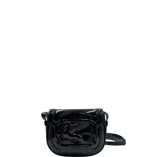 Front, Borsa Etro in pelle verniciata nera dal design elegante e compatto, con iconico logo Pegaso in rilievo tono su tono. Indossabile a tracolla.