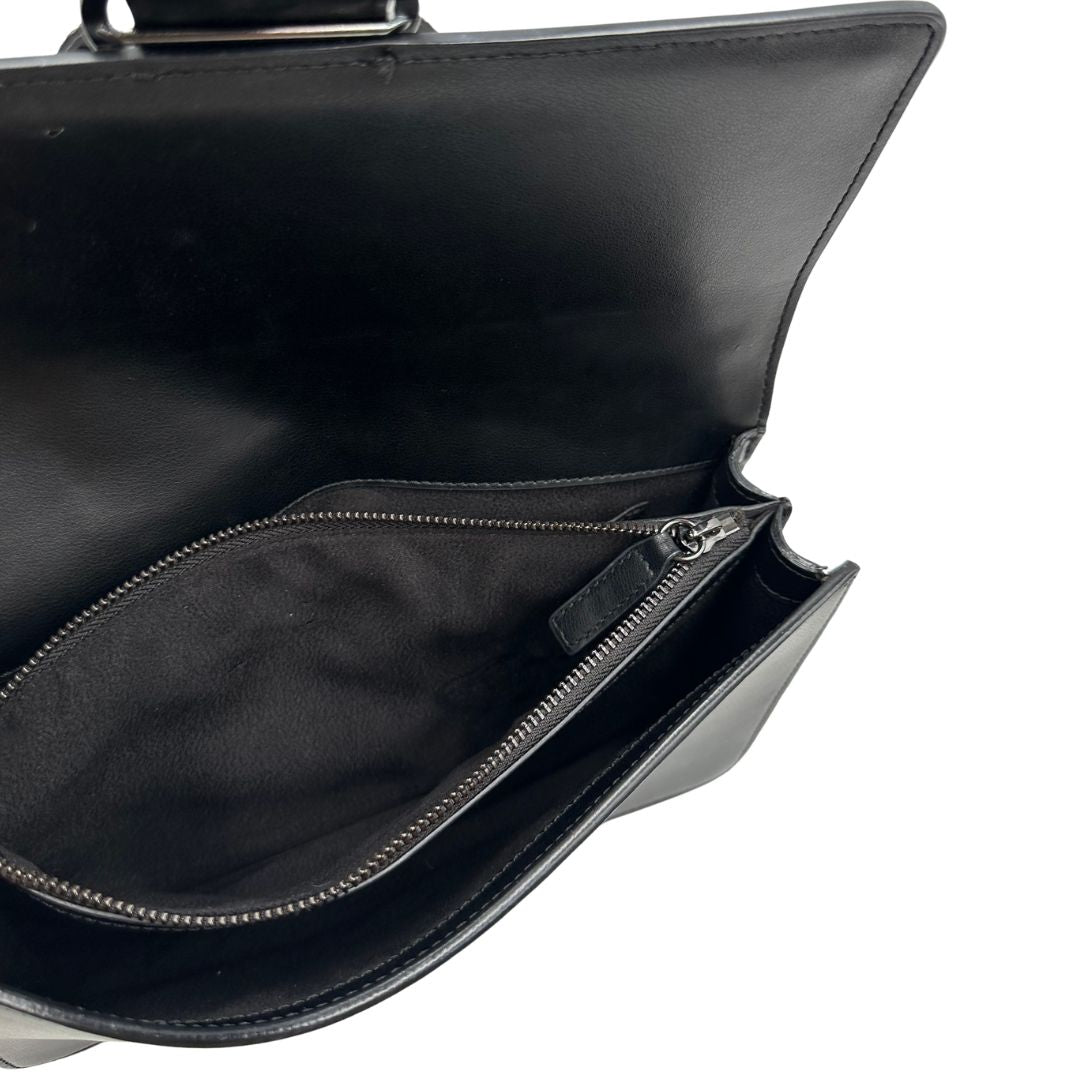 interno Borsa Pinko in pelle nera e hardware argentato, di lusso, originale, ottime condizioni.