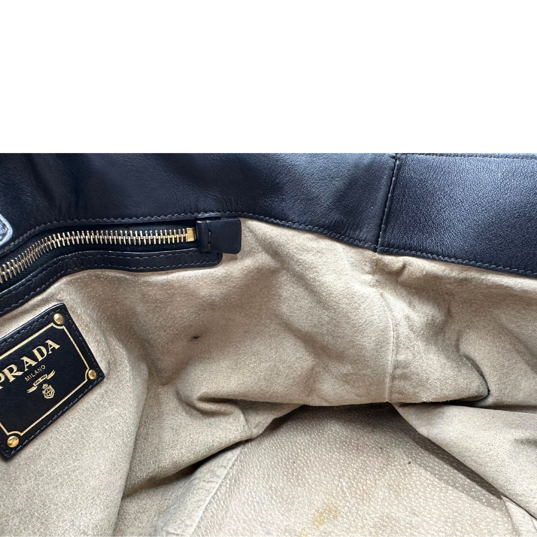 interno Borsa Prada in pelle nera, indossabile a mano e anche a tracolla, di lusso, originale, ottime condizioni, usata.