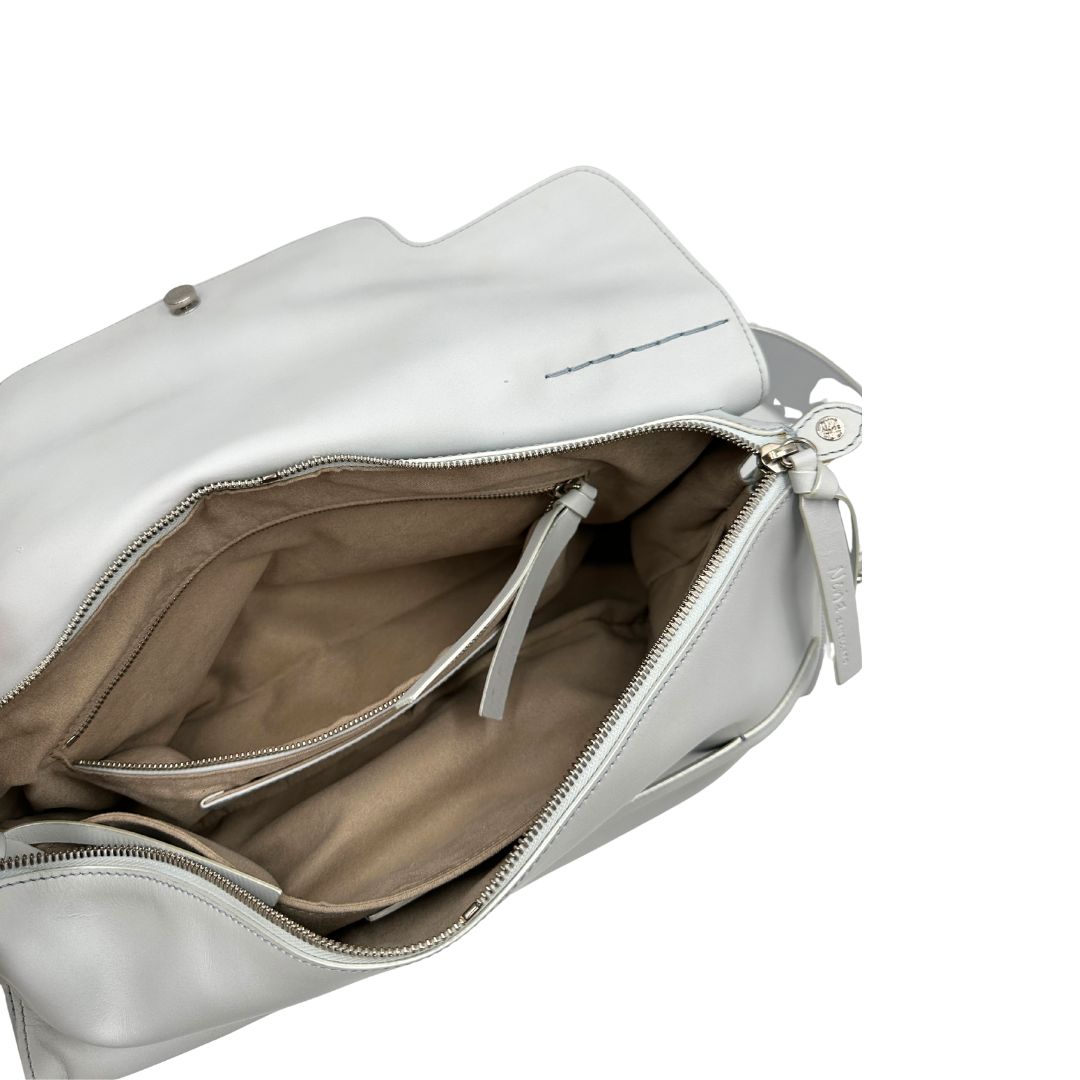 Interno, Borsa Zanellato Nina in pelle color bianco gesso con parti metalliche argentate; Indossabile a mano oppure a tracolla.