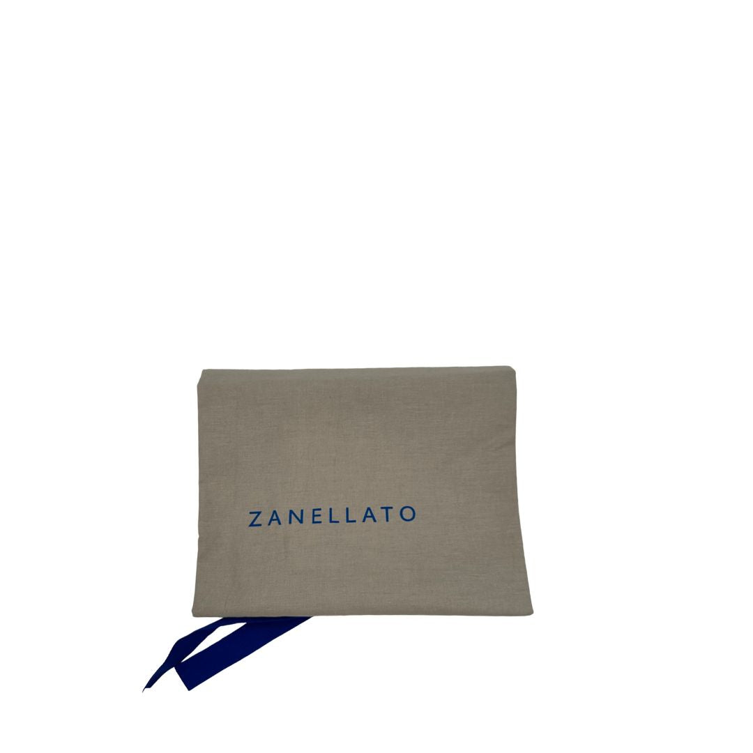 Dustbag di una Postina M Zanellato in pelle color tabacco effetto crinkled, munita di una tracolla amovibile e regolabile e un manico singolo, morbida e capiente, usata, originale, second hand, in ottime condizioni.