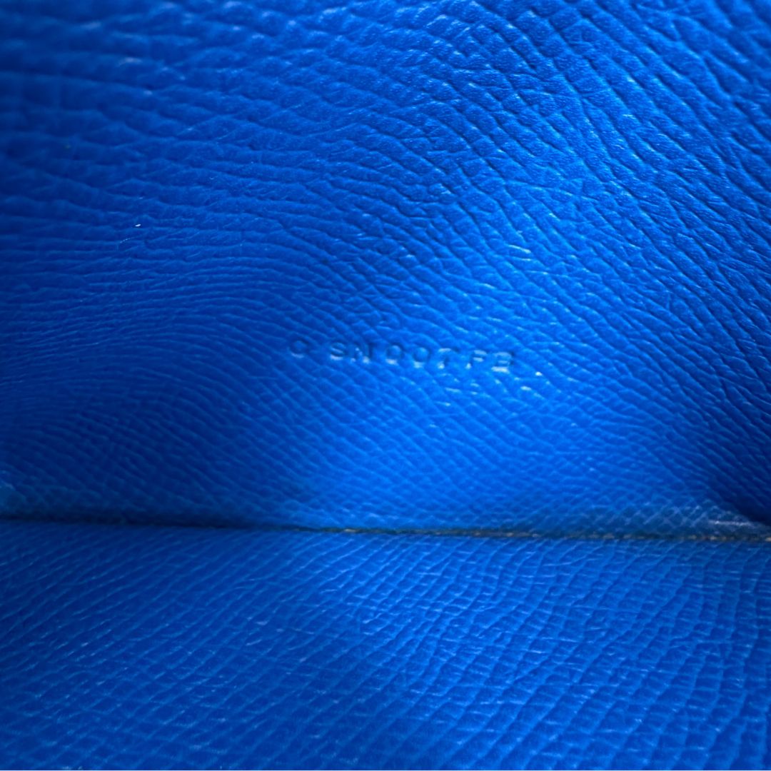 interno Portafoglio Hermès in pelle blu con iconica chiusura ad ''H'', di lusso, originale, ottime condizioni, usato.