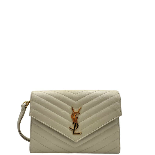 front Pochette Envelope con patta sul davanti in pelle conciata, decorata con iniziali YSL in metallo, impunture trapuntate chevron e cinturino da polso rimovibile, di lusso, originale, ottime condizioni