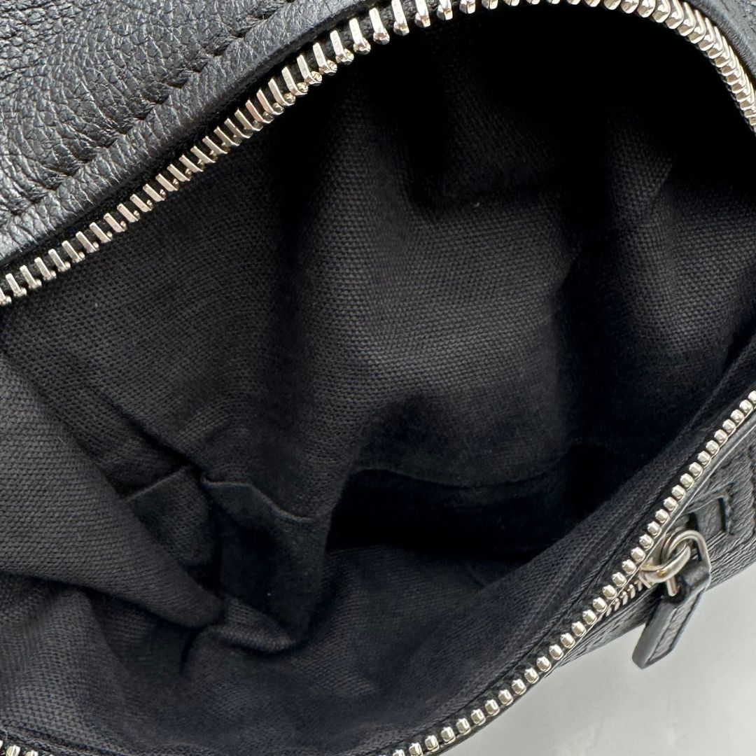 Interno, Compatta borsa Givenchy in pelle martellata nera con hardware argentato, munita di un manico stondato e una tracolla amovibile. Originale, usata, di lusso, in ottime condizioni.