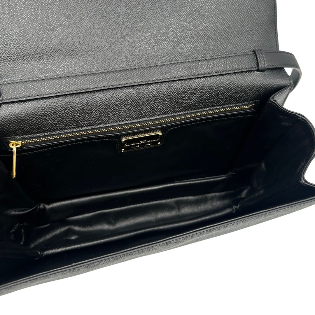 Borsa Salvatore Ferragamo in pelle nera con hardware dorato, puoi portarla a spalla o a tracolla, di lusso, originale, usata