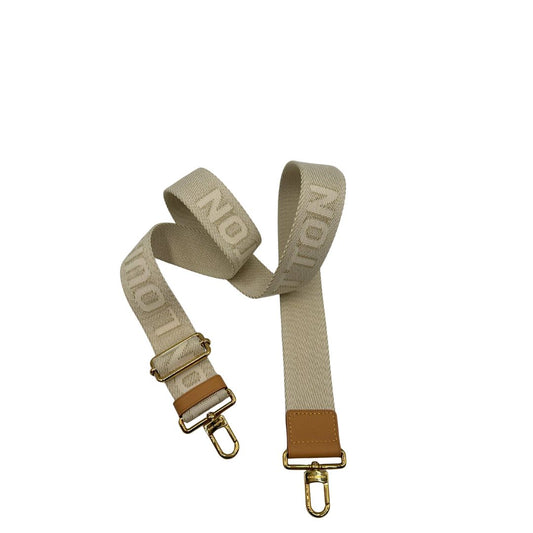 Accessorio tracolla Louis Vuitton realizzato in tessuto beige chiaro con finiture in vacchetta naturale e inserti metallici dorati. Originale, usato, di lusso, in condizioni eccellenti.