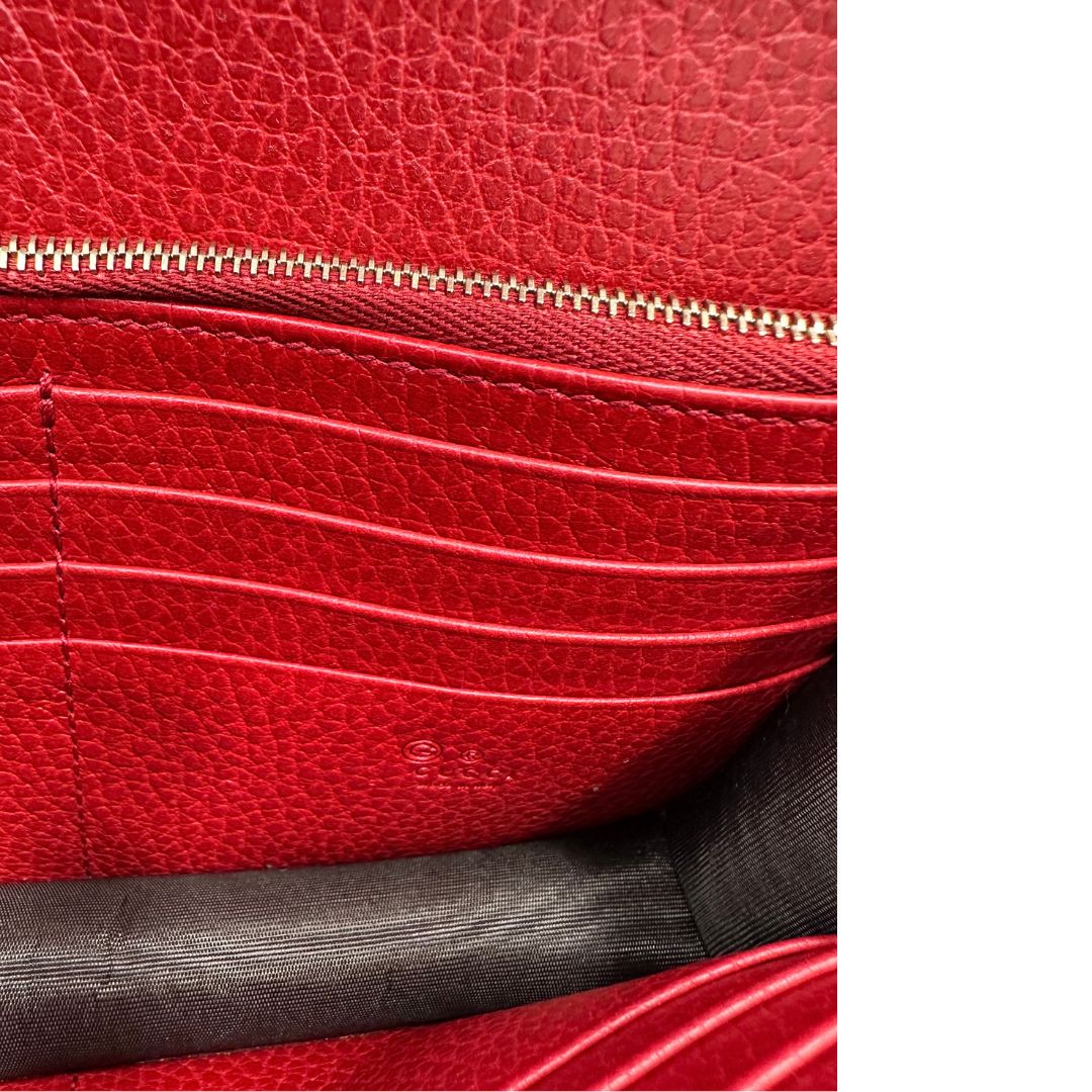 Interno, Elegante borsa Gucci realizzata in pelle martellata rossa, caratterizzata dall’iconico logo Interlocking dorato. Indossabile a mano oppure a tracolla. Originale, usata, di lusso, in ottime condizioni.