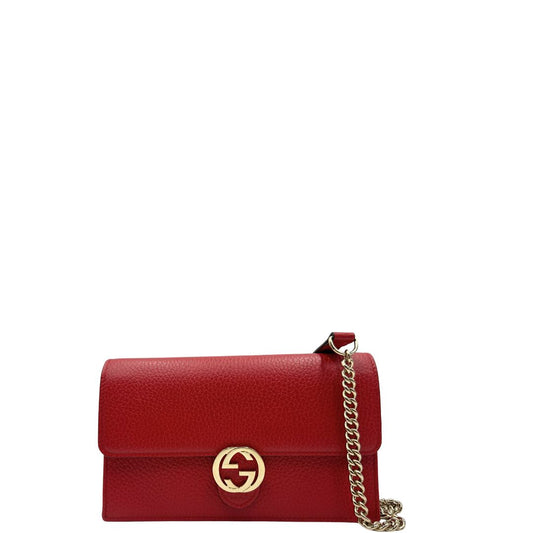 Front, Elegante borsa Gucci realizzata in pelle martellata rossa, caratterizzata dall’iconico logo Interlocking dorato. Indossabile a mano oppure a tracolla. Originale, usata, di lusso, in ottime condizioni.