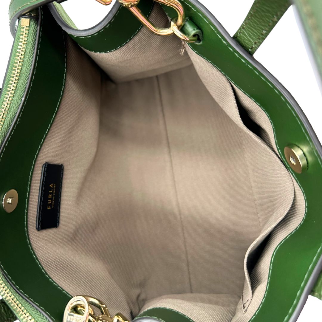 interno Borsa Furla in pelle martellata verde e hardware dorato. 
