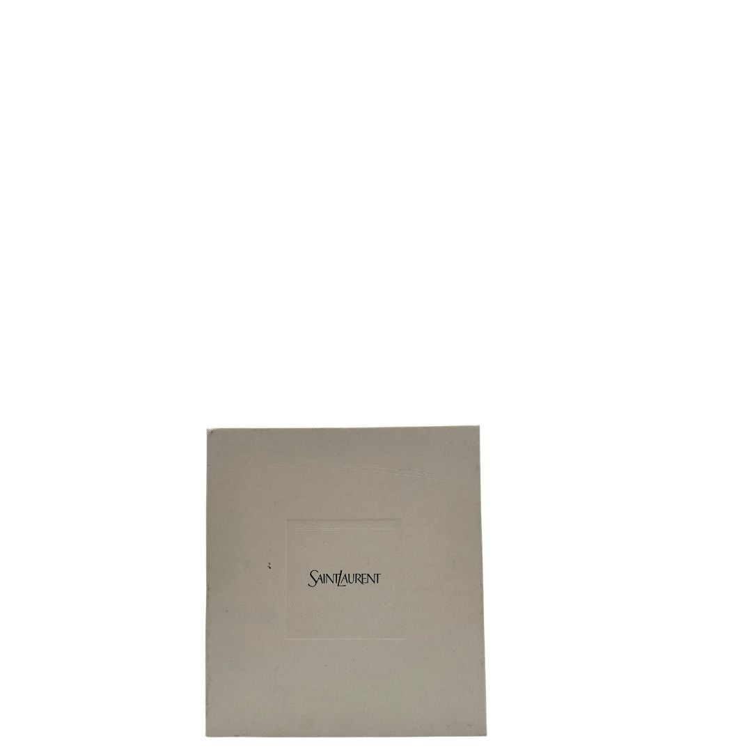 Scatola di una borsa Saint Laurent blu navy con iconico logo centrale YSL, caratterizzata da impunture trapuntate ad “y” e nappa decorativa, usata, originale, second hand, in ottime condizioni.